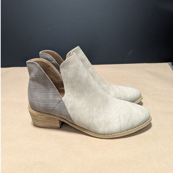 Corkys Boutique Wayland Ankle Booties Faux Suede Embossed Gray Womens 9 Boots - Picture 2 of 6